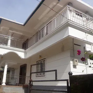 https://aarons-cottage.hotels-munnar.com